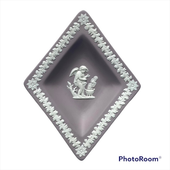 Wedgwood Other - Wedgwood vintage Jasperware dish in pink and white in euc